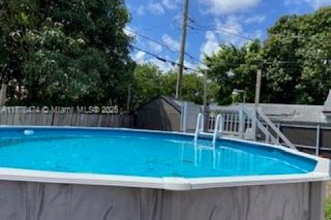 House in Hialeah, Florida 3 bedrooms, 134.71 sq.m. № 1861594 - photo 26