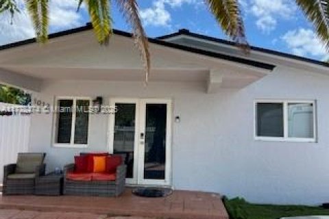 House in Hialeah, Florida 3 bedrooms, 134.71 sq.m. № 1861594 - photo 1