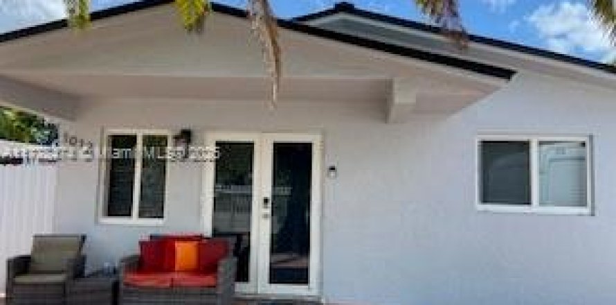 House in Hialeah, Florida 3 bedrooms, 134.71 sq.m. № 1861594