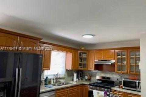 House in Hialeah, Florida 3 bedrooms, 134.71 sq.m. № 1861594 - photo 3