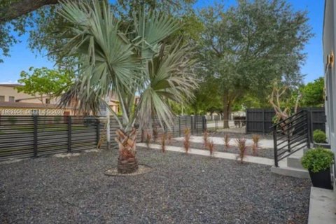 Casa en venta en Miami, Florida, 3 dormitorios, 126.9 m2 № 2057012 - foto 2