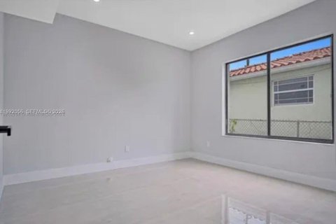 Villa ou maison à vendre à Miami, Floride: 3 chambres, 126.9 m2 № 2057012 - photo 4