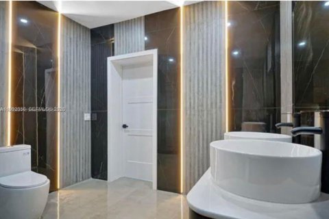 Villa ou maison à vendre à Miami, Floride: 3 chambres, 126.9 m2 № 2057012 - photo 6
