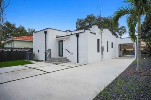 Villa ou maison à vendre à Miami, Floride: 3 chambres, 126.9 m2 № 2057012 - photo 2