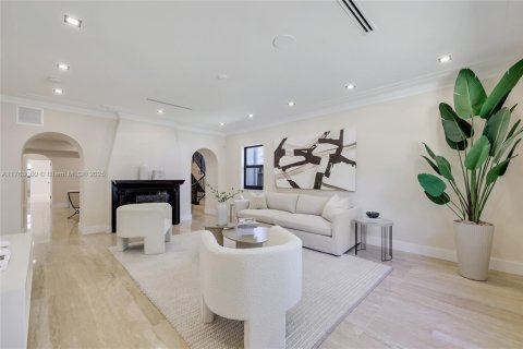House in Miami Shores, Florida 6 bedrooms, 379.13 sq.m. № 1573224 - photo 2