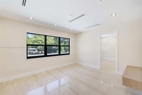House in Miami Shores, Florida 6 bedrooms, 379.13 sq.m. № 1573224 - photo 14