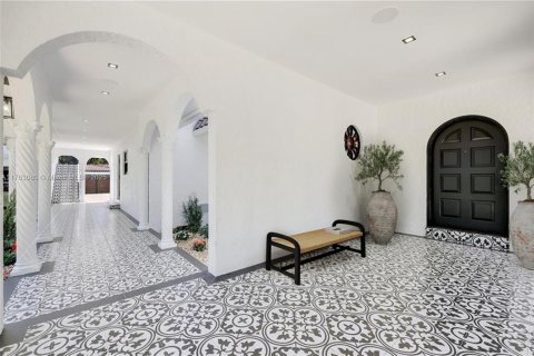 House in Miami Shores, Florida 6 bedrooms, 379.13 sq.m. № 1573224 - photo 29
