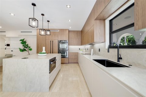House in Miami Shores, Florida 6 bedrooms, 379.13 sq.m. № 1573224 - photo 8