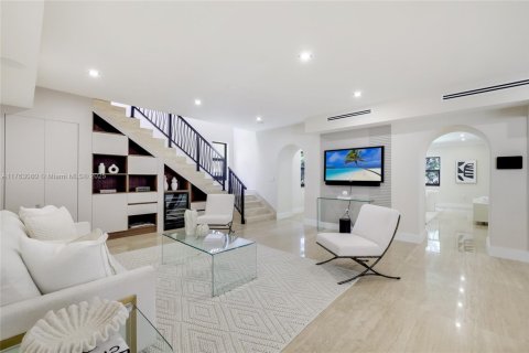 House in Miami Shores, Florida 6 bedrooms, 379.13 sq.m. № 1573224 - photo 5