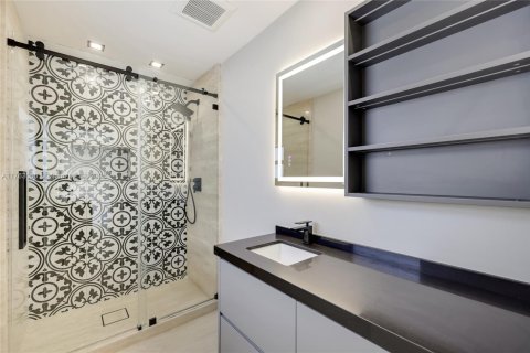 House in Miami Shores, Florida 6 bedrooms, 379.13 sq.m. № 1573224 - photo 20