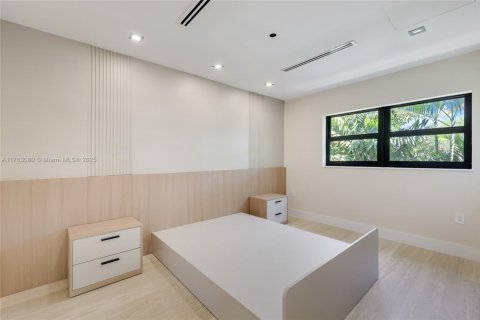 House in Miami Shores, Florida 6 bedrooms, 379.13 sq.m. № 1573224 - photo 21