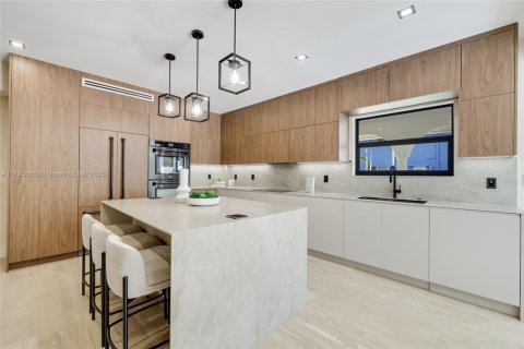 House in Miami Shores, Florida 6 bedrooms, 379.13 sq.m. № 1573224 - photo 7