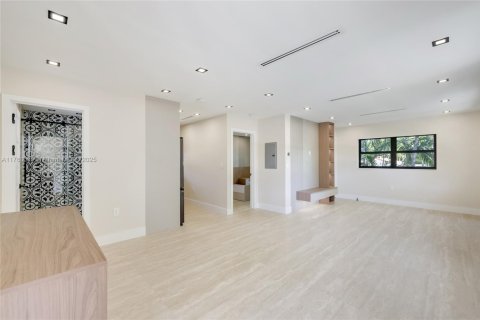 House in Miami Shores, Florida 6 bedrooms, 379.13 sq.m. № 1573224 - photo 19