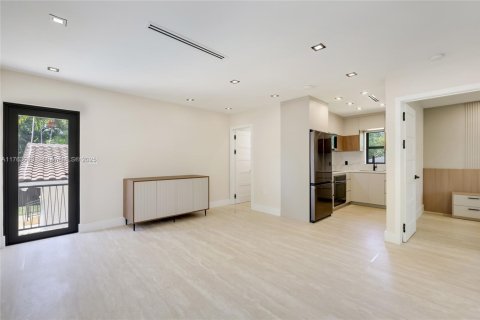 House in Miami Shores, Florida 6 bedrooms, 379.13 sq.m. № 1573224 - photo 23