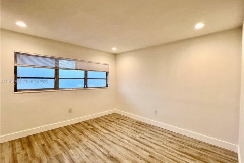 Купить кондоминиум в Норт-Майами, Флорида 2 спальни, 106м2, № 2046132 - фото 12