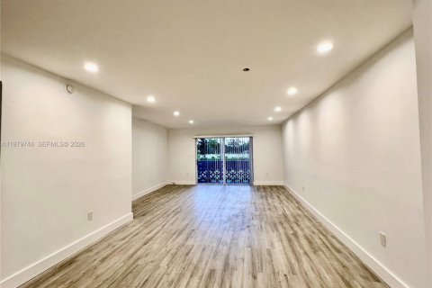 Кондоминиум с 2 спальнями в Норт-Майами, Флорида № 2046132