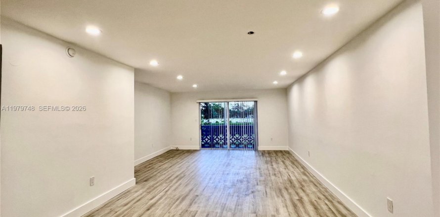 Кондоминиум с 2 спальнями в Норт-Майами, Флорида № 2046132