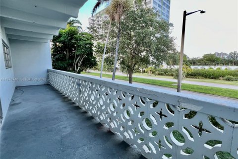 Купить кондоминиум в Норт-Майами, Флорида 2 спальни, 106м2, № 2046132 - фото 10