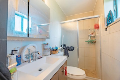 House in Miami Gardens, Florida 3 bedrooms, 150.97 sq.m. № 1945057 - photo 13