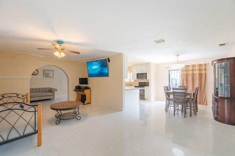 House in Miami Gardens, Florida 3 bedrooms, 150.97 sq.m. № 1945057 - photo 7