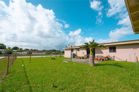 House in Miami Gardens, Florida 3 bedrooms, 150.97 sq.m. № 1945057 - photo 2