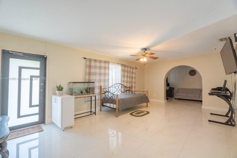House in Miami Gardens, Florida 3 bedrooms, 150.97 sq.m. № 1945057 - photo 6