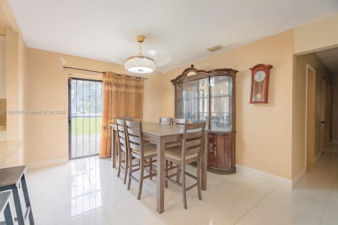 House in Miami Gardens, Florida 3 bedrooms, 150.97 sq.m. № 1945057 - photo 9