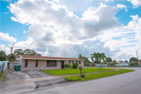 House in Miami Gardens, Florida 3 bedrooms, 150.97 sq.m. № 1945057 - photo 17