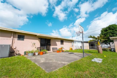 House in Miami Gardens, Florida 3 bedrooms, 150.97 sq.m. № 1945057 - photo 15