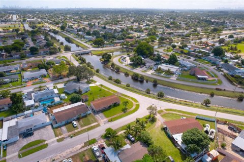 House in Miami Gardens, Florida 3 bedrooms, 150.97 sq.m. № 1945057 - photo 19