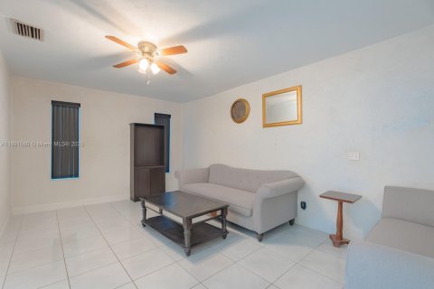 House in Miami Gardens, Florida 3 bedrooms, 150.97 sq.m. № 1945057 - photo 8