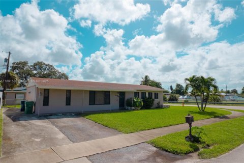 House in Miami Gardens, Florida 3 bedrooms, 150.97 sq.m. № 1945057 - photo 1