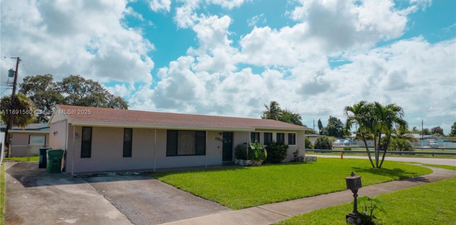 House in Miami Gardens, Florida 3 bedrooms, 150.97 sq.m. № 1945057