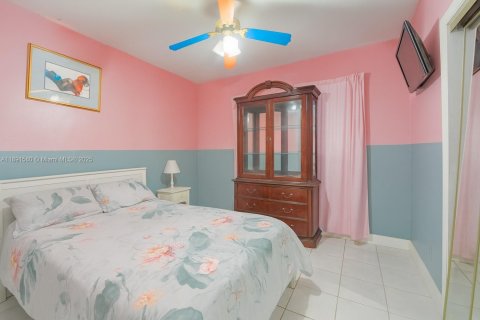 House in Miami Gardens, Florida 3 bedrooms, 150.97 sq.m. № 1945057 - photo 11