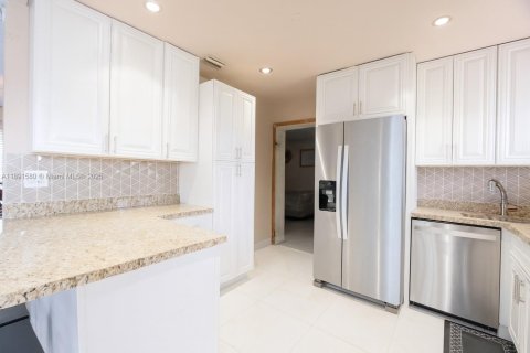 House in Miami Gardens, Florida 3 bedrooms, 150.97 sq.m. № 1945057 - photo 3