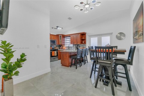 Villa ou maison à louer à Hialeah, Floride: 4 chambres, 137.03 m2 № 1957187 - photo 9