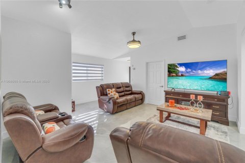 Villa ou maison à louer à Hialeah, Floride: 4 chambres, 137.03 m2 № 1957187 - photo 8