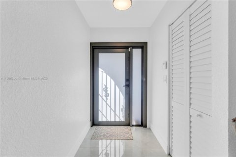 Villa ou maison à louer à Hialeah, Floride: 4 chambres, 137.03 m2 № 1957187 - photo 2