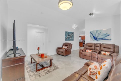 Villa ou maison à louer à Hialeah, Floride: 4 chambres, 137.03 m2 № 1957187 - photo 7