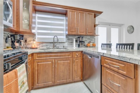 Villa ou maison à louer à Hialeah, Floride: 4 chambres, 137.03 m2 № 1957187 - photo 12