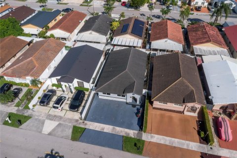 Villa ou maison à louer à Hialeah, Floride: 4 chambres, 137.03 m2 № 1957187 - photo 4