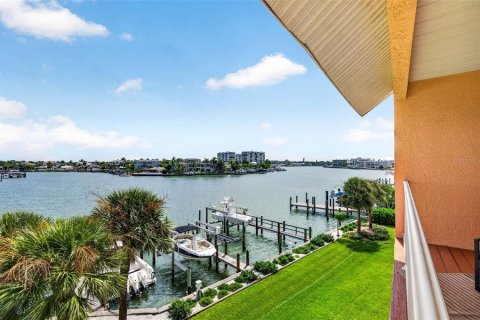 Townhouse in Treasure Island, Florida 3 bedrooms, 224.36 sq.m. № 2379809 - photo 24