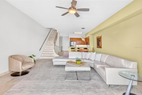 Townhouse in Treasure Island, Florida 3 bedrooms, 224.36 sq.m. № 2379809 - photo 9