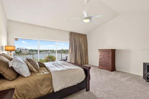 Townhouse in Treasure Island, Florida 3 bedrooms, 224.36 sq.m. № 2379809 - photo 22