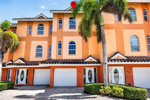 Townhouse in Treasure Island, Florida 3 bedrooms, 224.36 sq.m. № 2379809 - photo 2