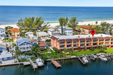 Townhouse in Treasure Island, Florida 3 bedrooms, 224.36 sq.m. № 2379809