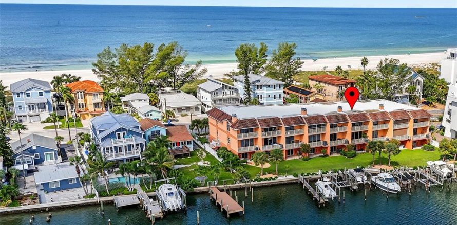 Townhouse in Treasure Island, Florida 3 bedrooms, 224.36 sq.m. № 2379809