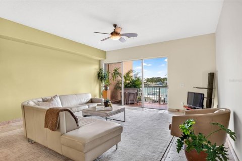 Townhouse in Treasure Island, Florida 3 bedrooms, 224.36 sq.m. № 2379809 - photo 10