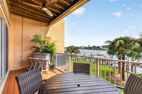 Townhouse in Treasure Island, Florida 3 bedrooms, 224.36 sq.m. № 2379809 - photo 12