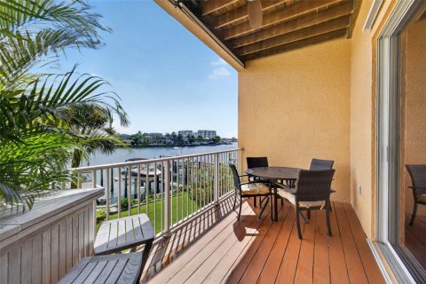 Townhouse in Treasure Island, Florida 3 bedrooms, 224.36 sq.m. № 2379809 - photo 11